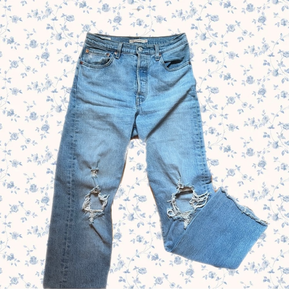 Levi’s RIBCAGE Distressed Light Wash Full length Jeans size: 28